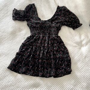 Like new, fits like size 8/10. Little short on the thighs, but super cute!